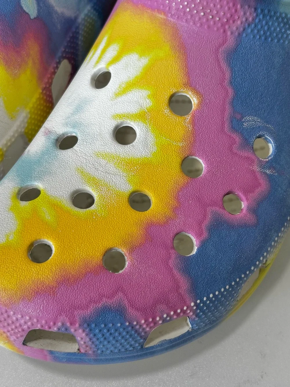 Crocs Classic Men’s Tie-Dye Beach Graphic Clogs/Sandals Multicolor Size 13